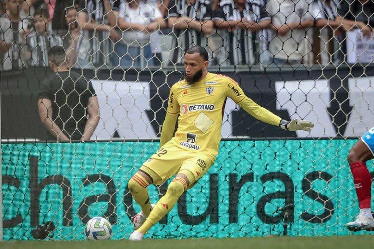 Suposta amante de goleiro Everson é indiciada por crime de perseguição e extorsão