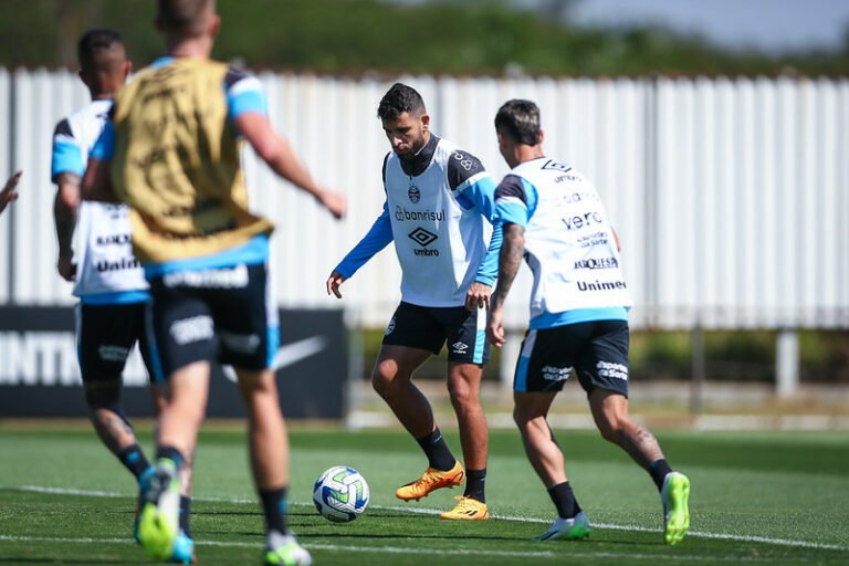 Pepê deve retomar titularidade no meio-campo do Grêmio contra o Santos