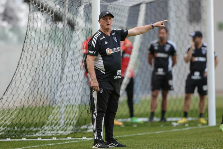 Felipão tem dias contados no Atlético e só não caiu devido a falta de substitutos no mercado, afirma jornalista