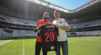Em treino na Arena MRV, Everson recebe homenagem pelos 200 jogos com a camisa do Atlético