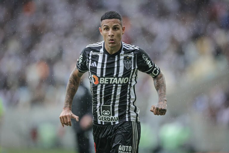 Guilherme Arana será julgado por agressão física em lance de cotovelada contra o Goiás