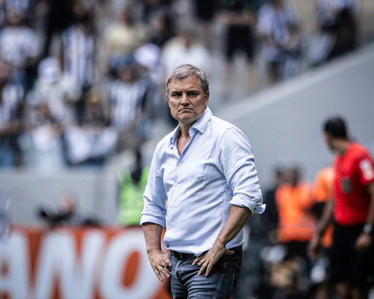 Treinador do Santos, Diego Aguirre elogia Arena MRV e torcida do Atlético