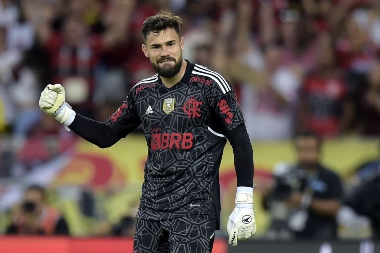Flamengo recebe sondagem de clube inglês pelo goleiro Matheus Cunha