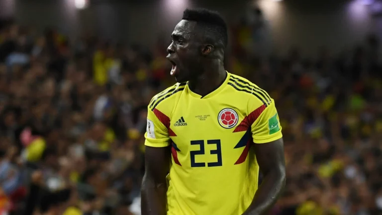 Sánchez, alvo do Rennes, com a camisa da Colômbia