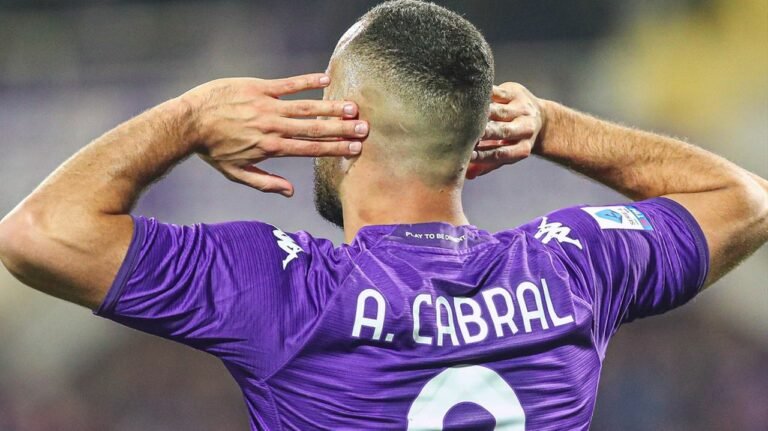 Insatisfeito com a diretoria, Arthur Cabral deve deixar a Fiorentina