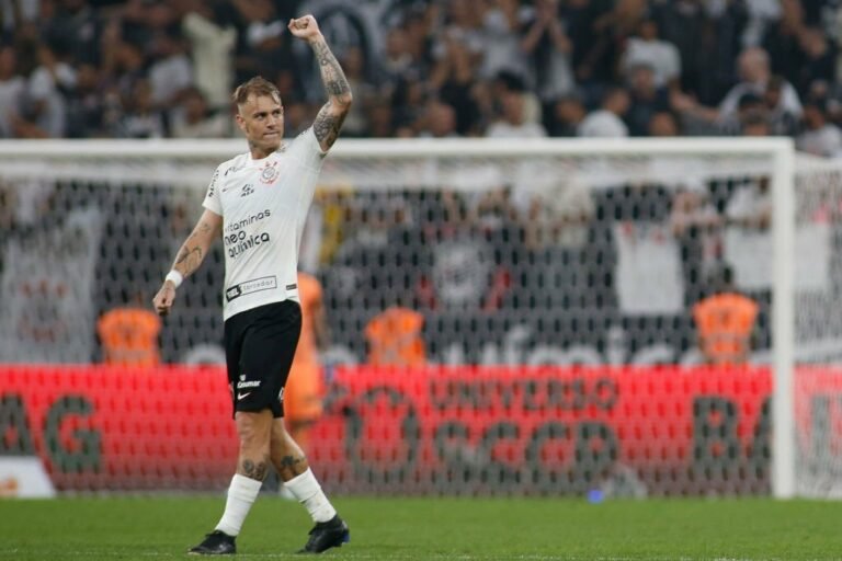 Corinthians propôs dobrar salário para convencer Róger Guedes a ficar
