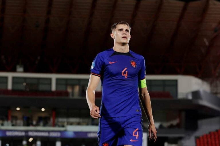 Tottenham encaminha contratação de Micky Van de Ven