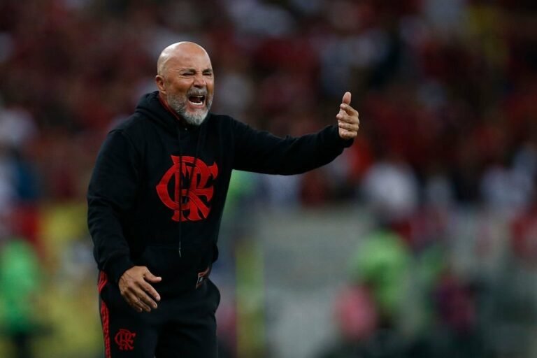 Após derrota para o Cuiabá, vestiário do Flamengo tem clima estranho e permanência de Sampaoli é questionada