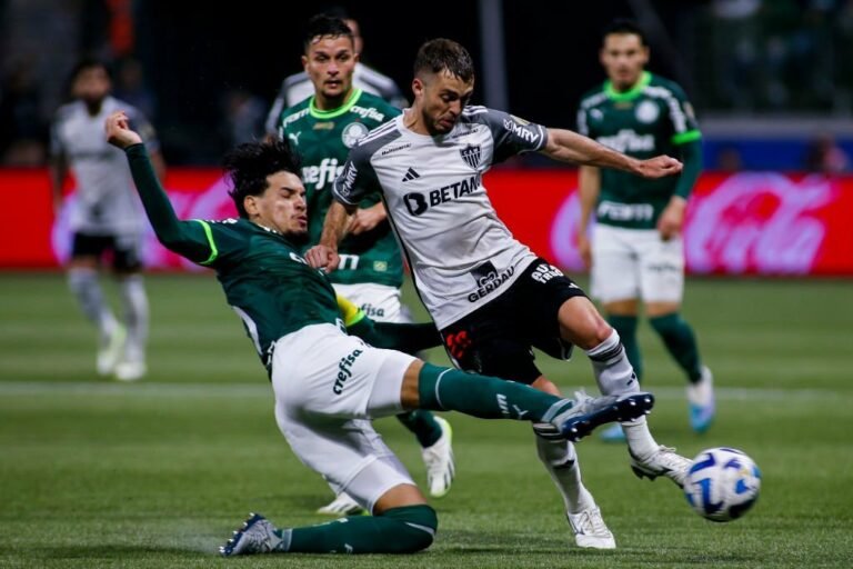 Conmebol divulga analise do VAR em lance de suposto pênalti para o Atlético contra o Palmeiras