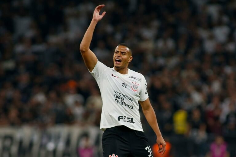 Corinthians rejeita outra investida por Murillo e zagueiro deverá ficar até o fim do ano