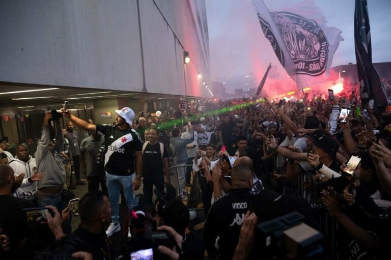 Payert é recepcionado por torcedores do Vasco no aeroporto e imagens rodam o mundo