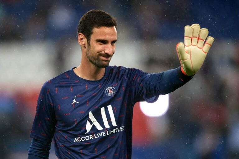 Sergio Rico, goleiro do PSG, deixa hospital três meses após acidente