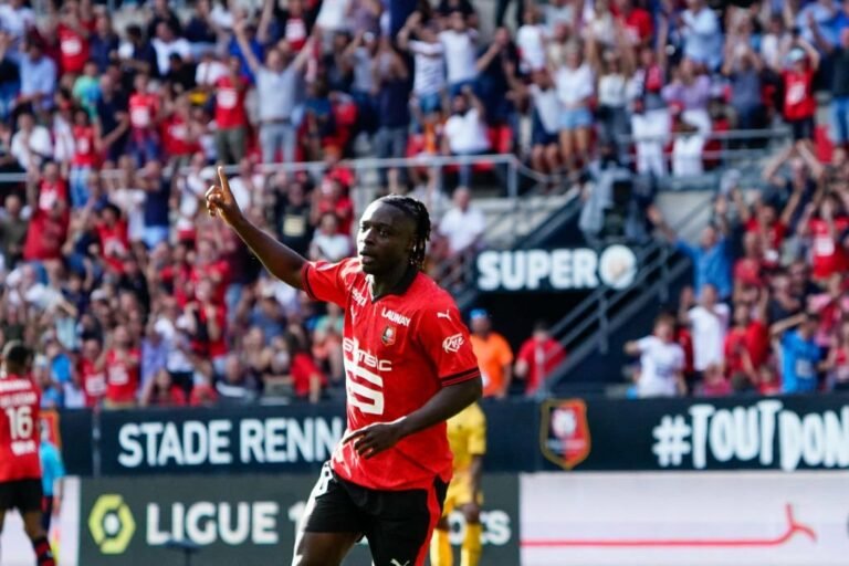 Manchester City faz proposta ao Rennes e se aproxima da contratação de Doku