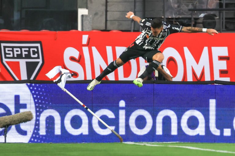 Árbitro justifica cartão amarelo para Pavón após comemoração em gol do Atlético