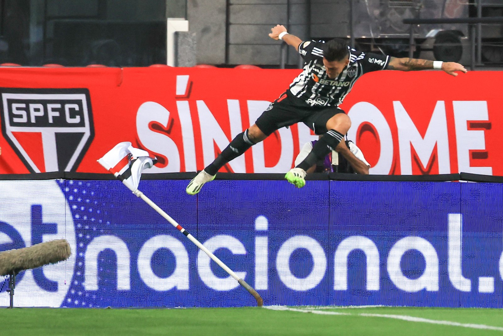 Árbitro justifica cartão amarelo para Pavón após comemoração em gol do Atlético