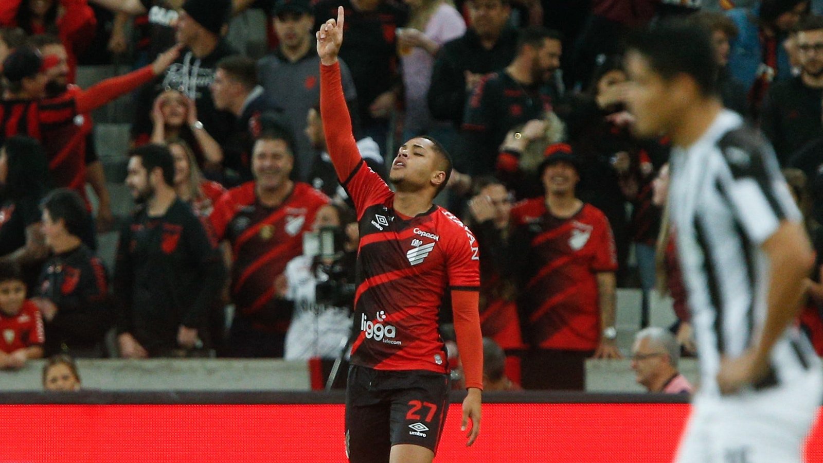 Vitor Roque, do Barcelona, com a camisa do Athletico