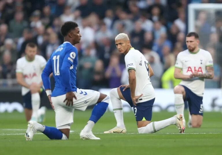 Luta contra o racismo: jogadores da Premier League continuarão se ajoelhando