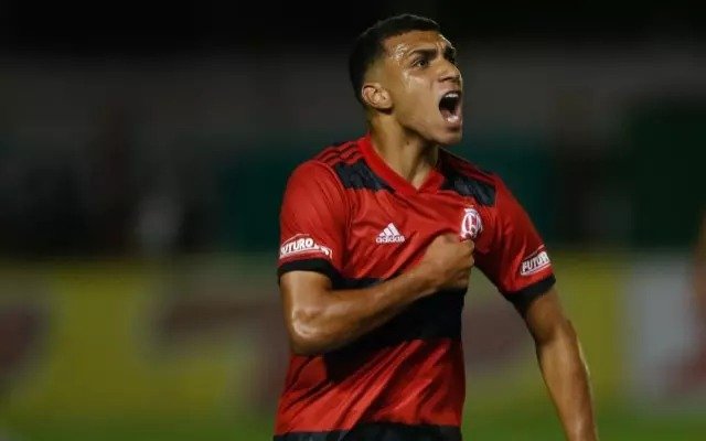 Flamengo se aproxima de negociar jovem que tem multa rescisória milionária com o Barcelona