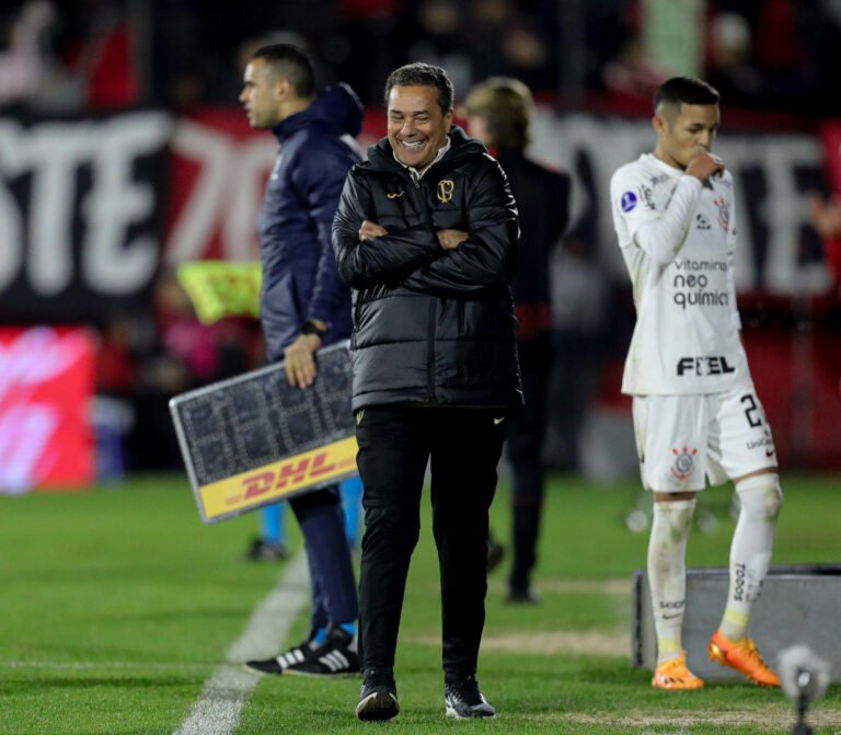 Luxemburgo iguala maior invencibilidade de Vitor Pereira no Corinthians, mas com maior número de vitórias