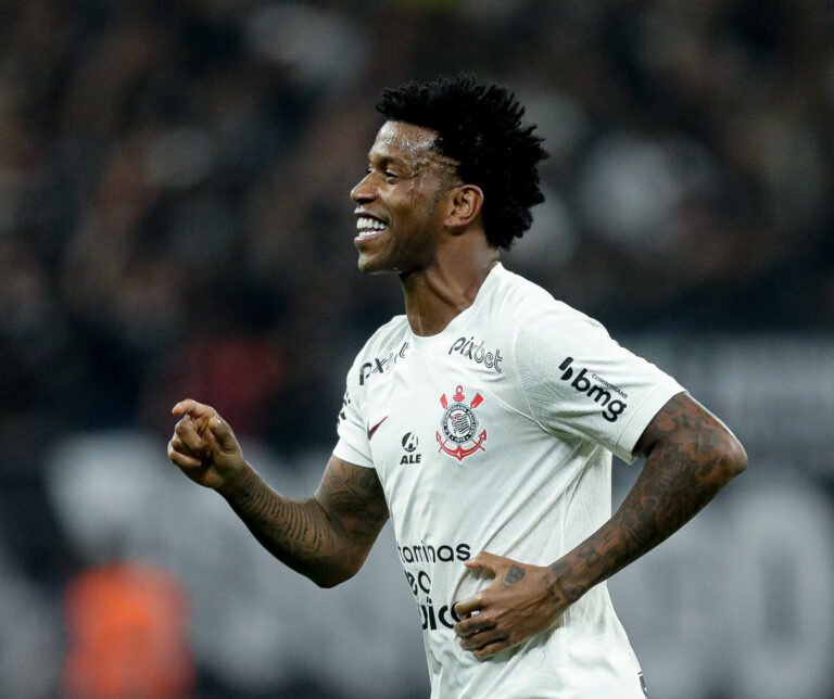 Gil iguala sua temporada com mais participações em gols pelo Corinthians