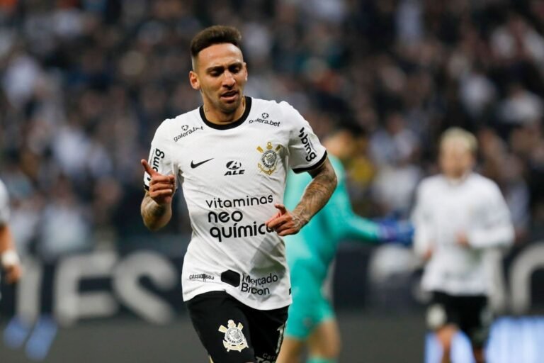 Corinthians encaminha renovação do atacante Gustavo Mosquito