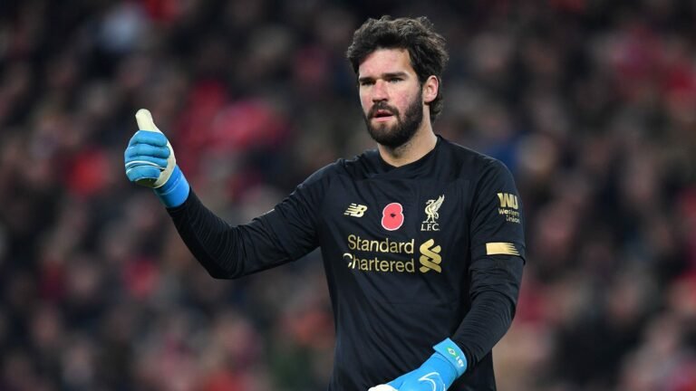 Al Nassr demonstra interesse em Alisson, que fica tentado a aceitar proposta