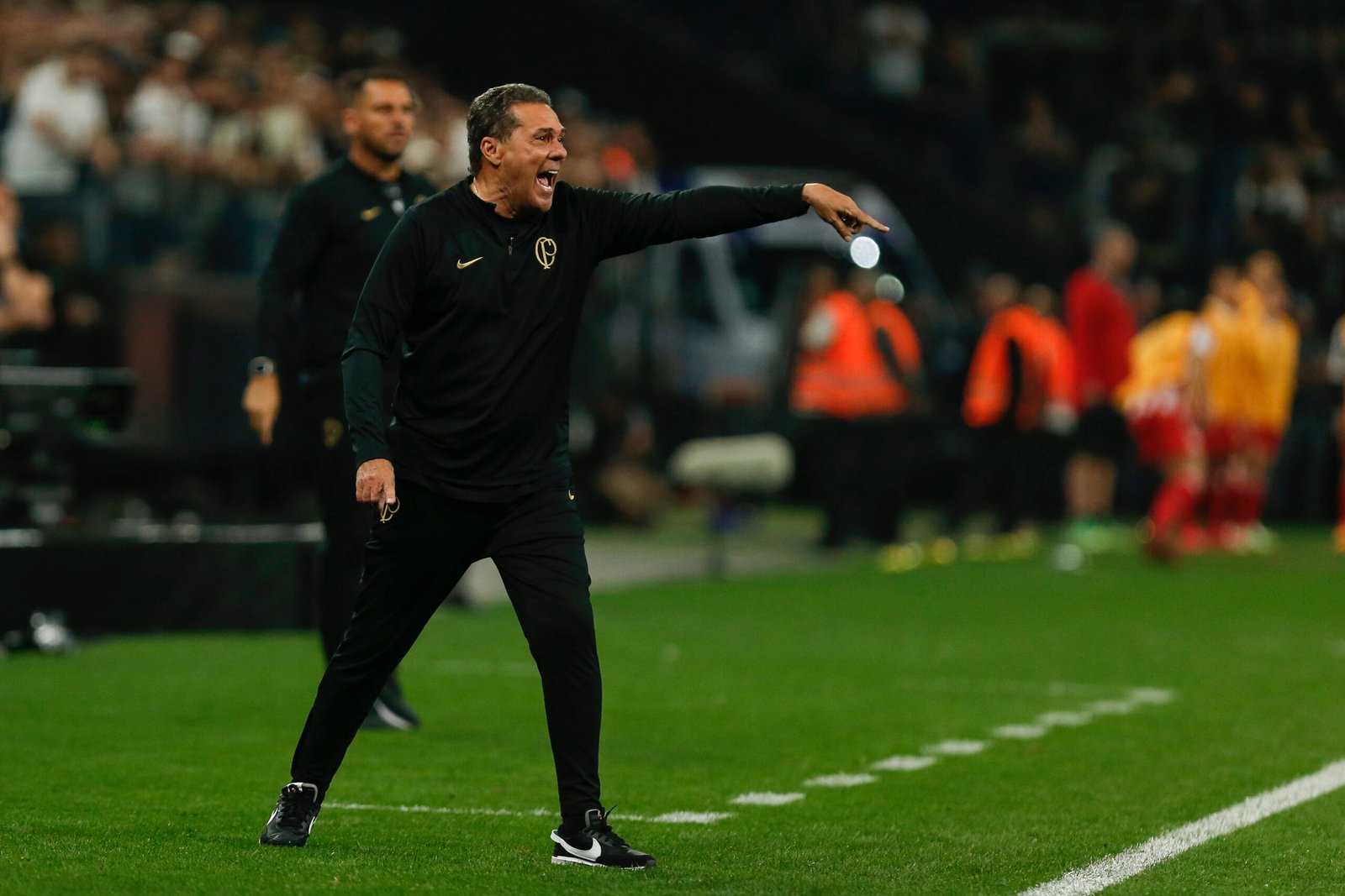 Luxemburgo se aproxima de sequência vitórias atingida por Sylvinho na Neo Química Arena