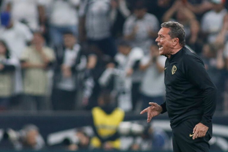 Luxemburgo elogia elenco do Corinthians e diz que vitória sobre o Coritiba foi a mais importante de seu trabalho