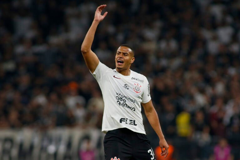 Wolverhampton abre negociações com Corinthians pelo zagueiro Murillo