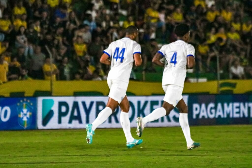 O zagueiro se recuperou, voltou a atuar e fez gol, para o Avaí.