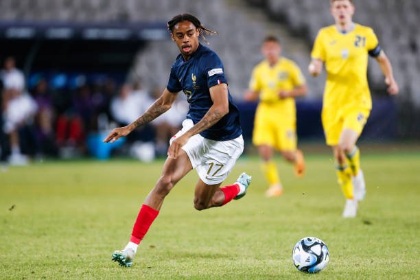 Barcelona monitora joia francesa para substituir Ousmane Dembélé