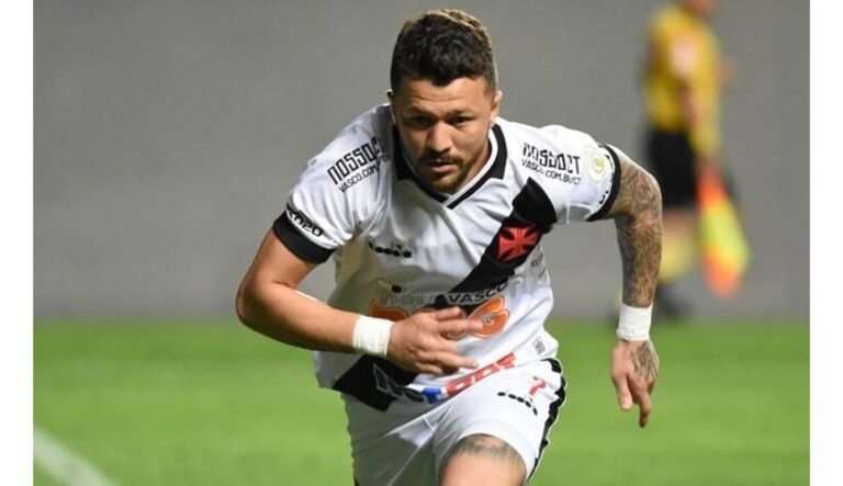 Vasco confirma retorno do atacante Rossi após quatro anos