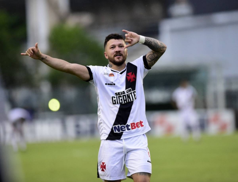 Vasco acerta o retorno do atacante Rossi após quatro anos