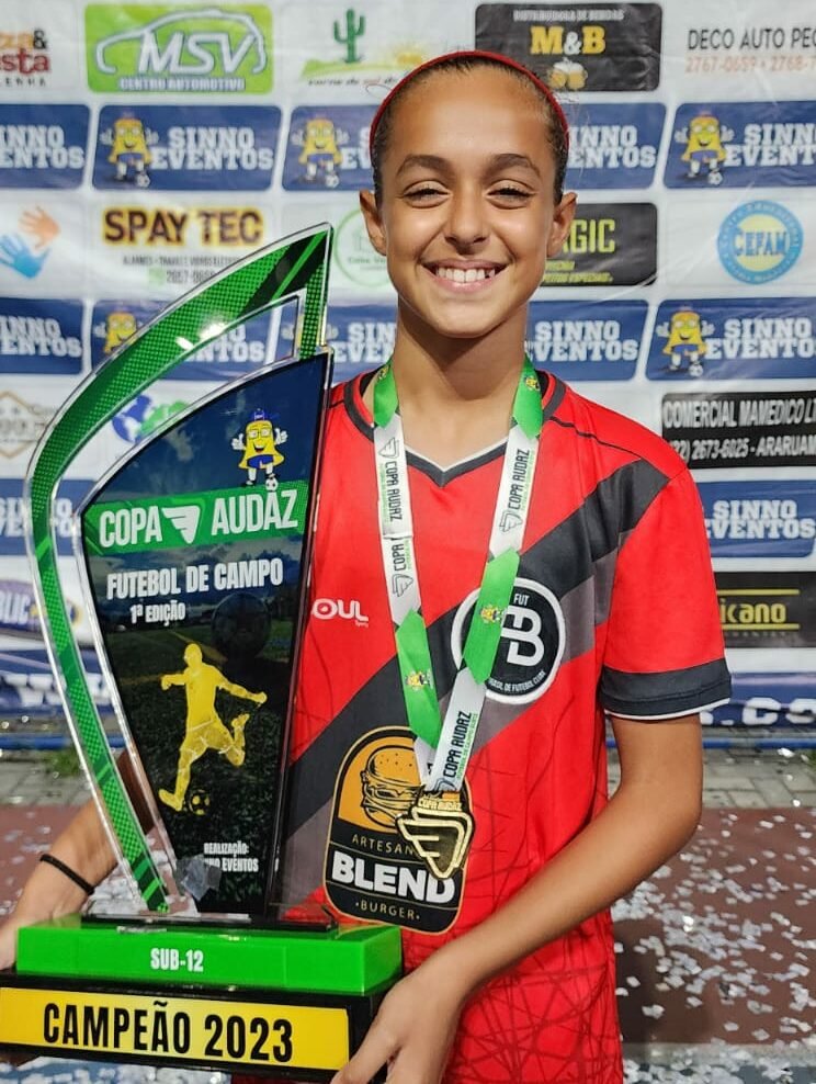 Juliana Lopes comemora título de campeã da Copa Sinno, às vésperas da final da Copa do Mundo Feminina