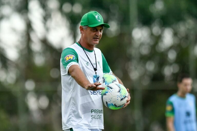 América-MG encaminha acerto com o técnico Lisca