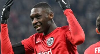 PSG oficializa primeira proposta por Kolo Muani