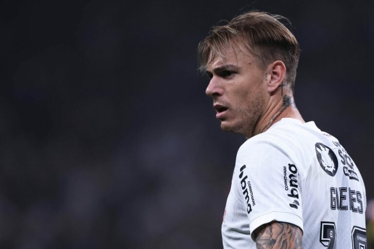 Corinthians recebe proposta de R$ 53 milhões por Róger Guedes, mas segue tentando mantê-lo
