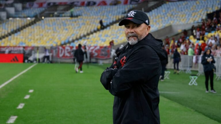 Santos negocia com técnico ‘misterioso’ e monitora situações de Sampaoli e Luxemburgo