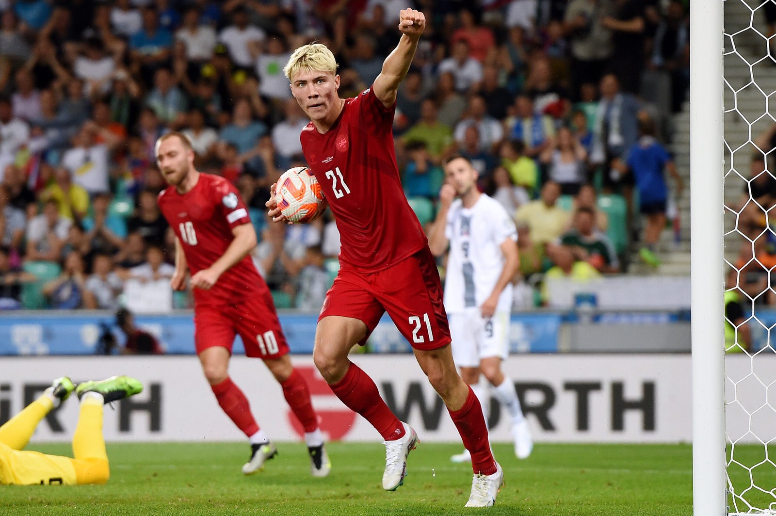 Hojlund desembarca na Inglaterra, realizará exames médicos e assinará contrato com o Manchester United nesta terça-feira.