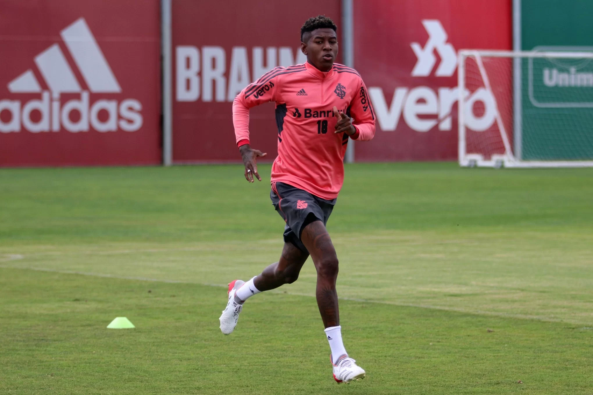 Inter divulga gravidade da lesão de Vitão