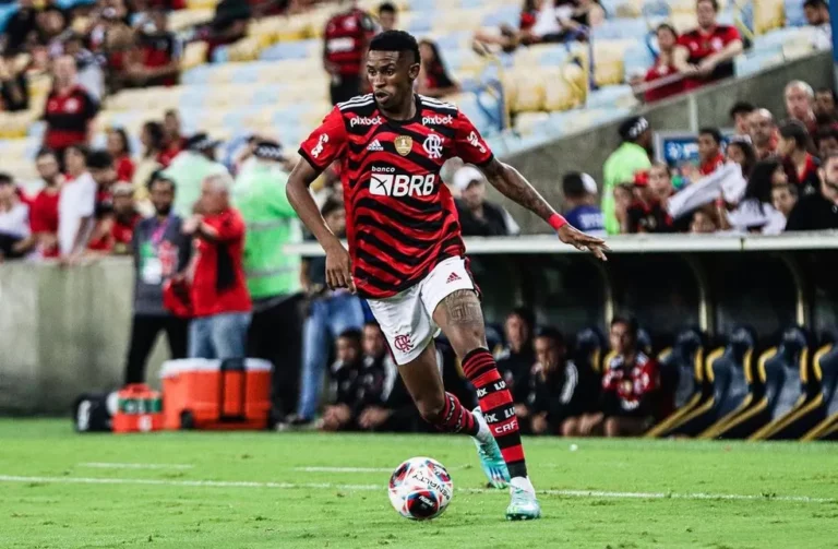 Flamengo acerta empréstimo de atacante para clube português