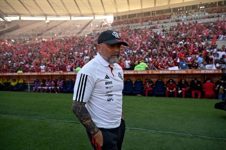 Flamengo precisará pagar multa rescisória milionária se demitir Sampaoli
