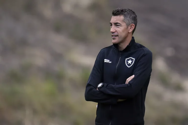 Bruno Lage volta a afirmar que está com a cabeça no Botafogo: “Não vim para fazer de trampolim”