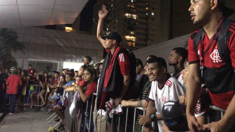 Flamengo chega ao Espírito Santo sob protesto de torcedores para duelo contra o Athletico Paranaense