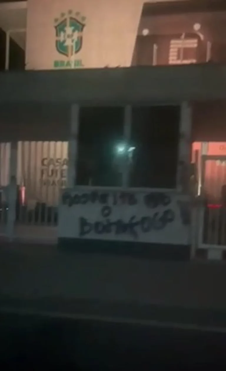 Após gol polêmico anulado, torcedor do Botafogo protesta com faixa na sede da CBF