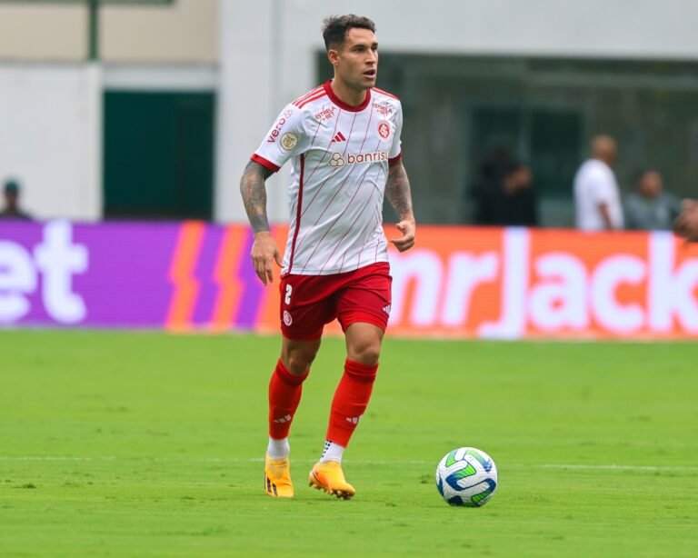 Hugo Mallo explica escolha pelo Internacional: “Jogadores que falam espanhol e comissão técnica que conheço”