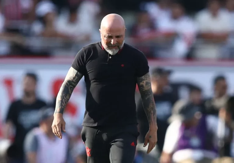 Após derrota na final, Sampaoli faz discurso em tom de adeus no vestiário e assume erros