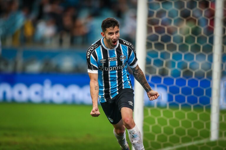 Palmeiras tem interesse na contratação de volante do Grêmio