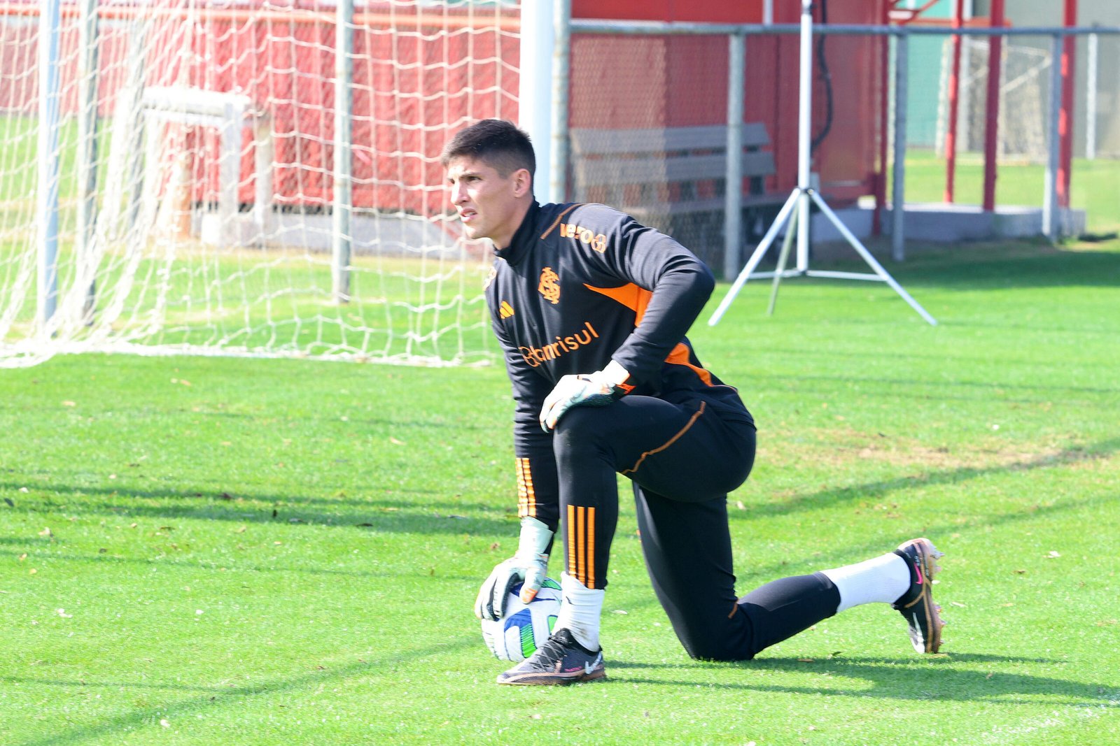 Galvão Bueno rasga elogios para o goleiro Sérgio Rochet: “Ele joga demais”