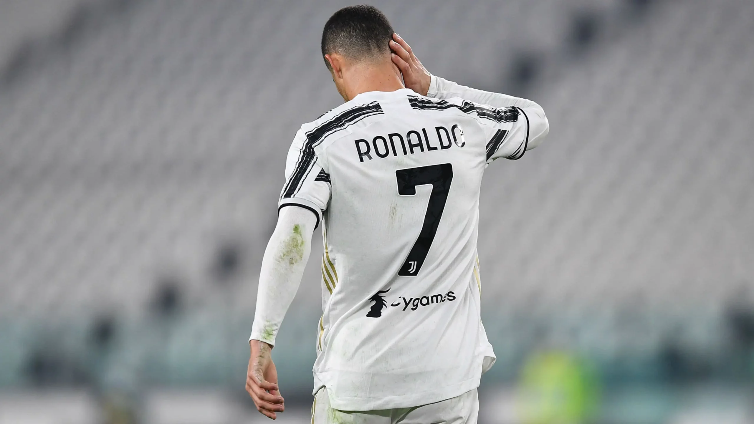 Cristiano Ronaldo de costas, com a camiseta da Juventus